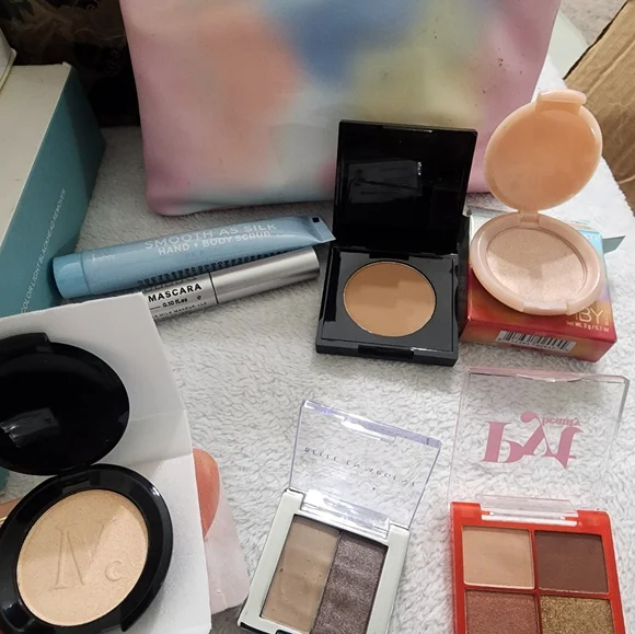 ipsy Multicolor Makeup Bag A Lot Of Expensive Make Up, Blush, Eyeshadow, Mascara - Picture 1 of 5
